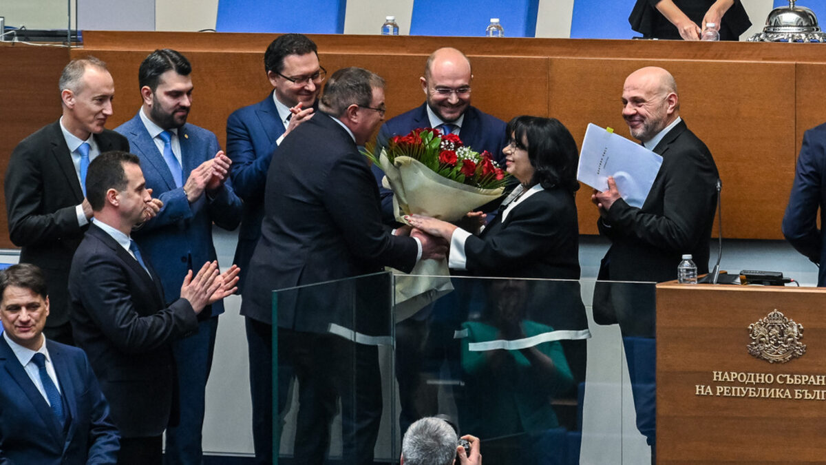 Това документира колко повърхностни са разбиранията на политическите ни лидери за демократични ценности. Това документира колко повърхностни са разбиранията на политическите ни лидери за демократични ценности.
