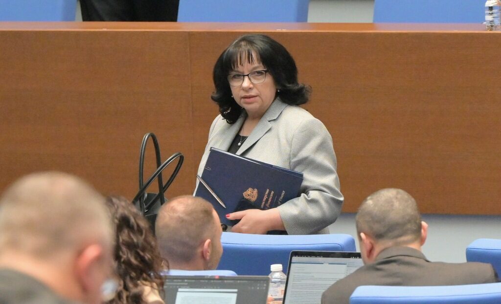 Петкова ще посегне към резерва "заради неразумна политика" и очакван дефицит