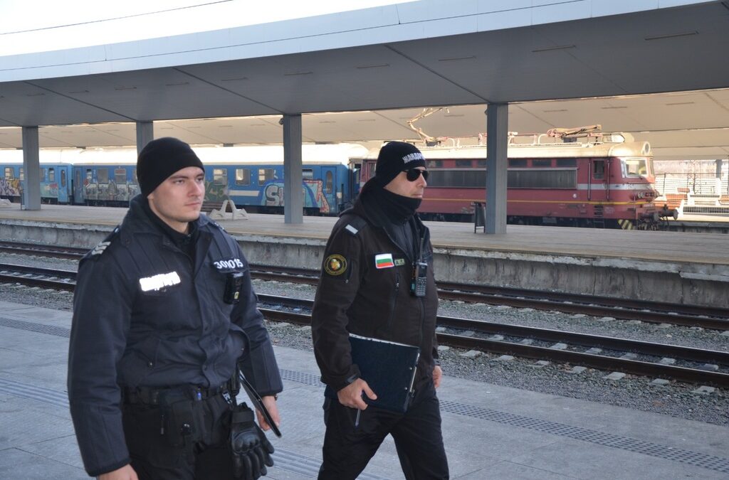 Полицията започна проверки на пътниците по основните жп гари в страната Полицията започна проверки на пътниците по основните жп гари в страната