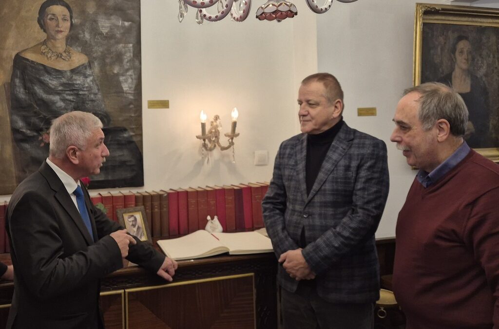 Инициативата напомня на порядките от времената на комунистическия режим.<br /><br /><em>На снимката: Председателят на Съюза на българските писатели Боян Ангелов (в средата) посрещна в музея на Дора Габе гости – заместник-министърът на вътрешните работи Любомир Йосифов (вляво) и Бойко Коцев (вдясно) – бивш зам.-шеф в МВР и бивш посланик в Русия.</em>