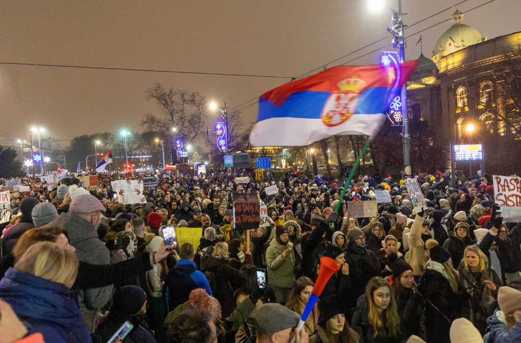 В основата на демонстрациите стои дългогодишното недоволство от корупцията и авторитарните методи на управление на Вучич