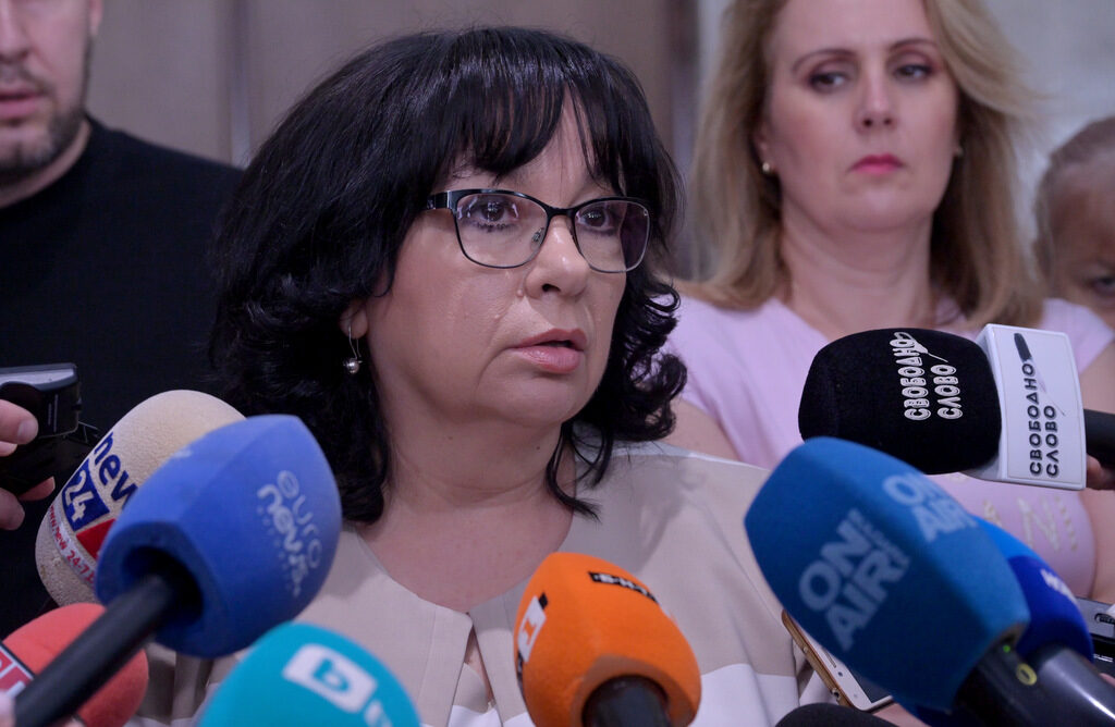 Финансовият министър Теменужка Петкова вече получава идеи как да намали бюджетния дефицит. Тя се ангажира да внесе проекта в Министерския съвет до 14 февруари. Финансовият министър Теменужка Петкова вече получава идеи как да намали бюджетния дефицит. Тя се ангажира да внесе проекта в Министерския съвет до 14 февруари.