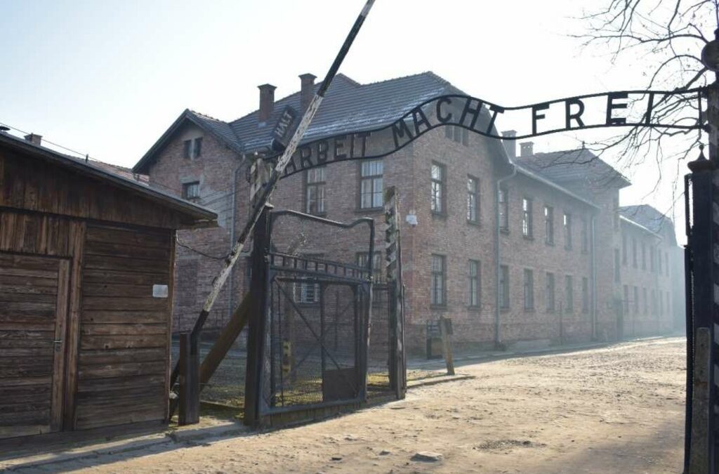 Хорота, които днес посещават мемориалния комплекс и музея, разположен в множество бараки, онемяват от ужас