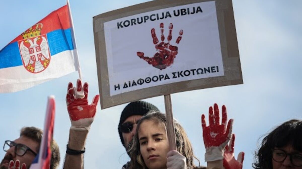 Правителството в Белград падна сред масови протести срещу корупцията