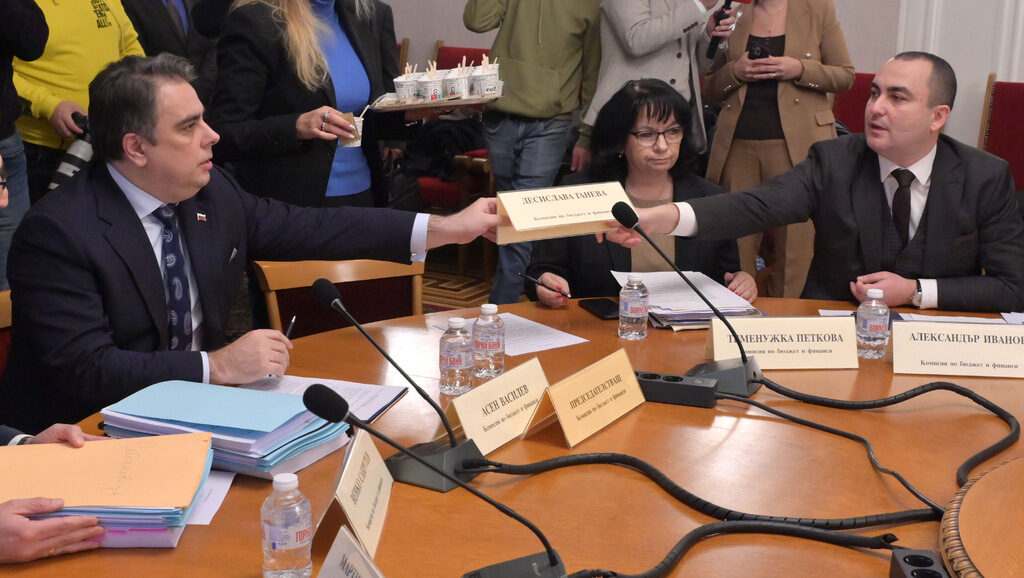В предните бюджети акцент бяха човешкият капитал и социално слабите; сега са администрацията и силовите ведомства; като че ли в минало време останаха публичните инвестиции за икономически растеж в полза на всички.