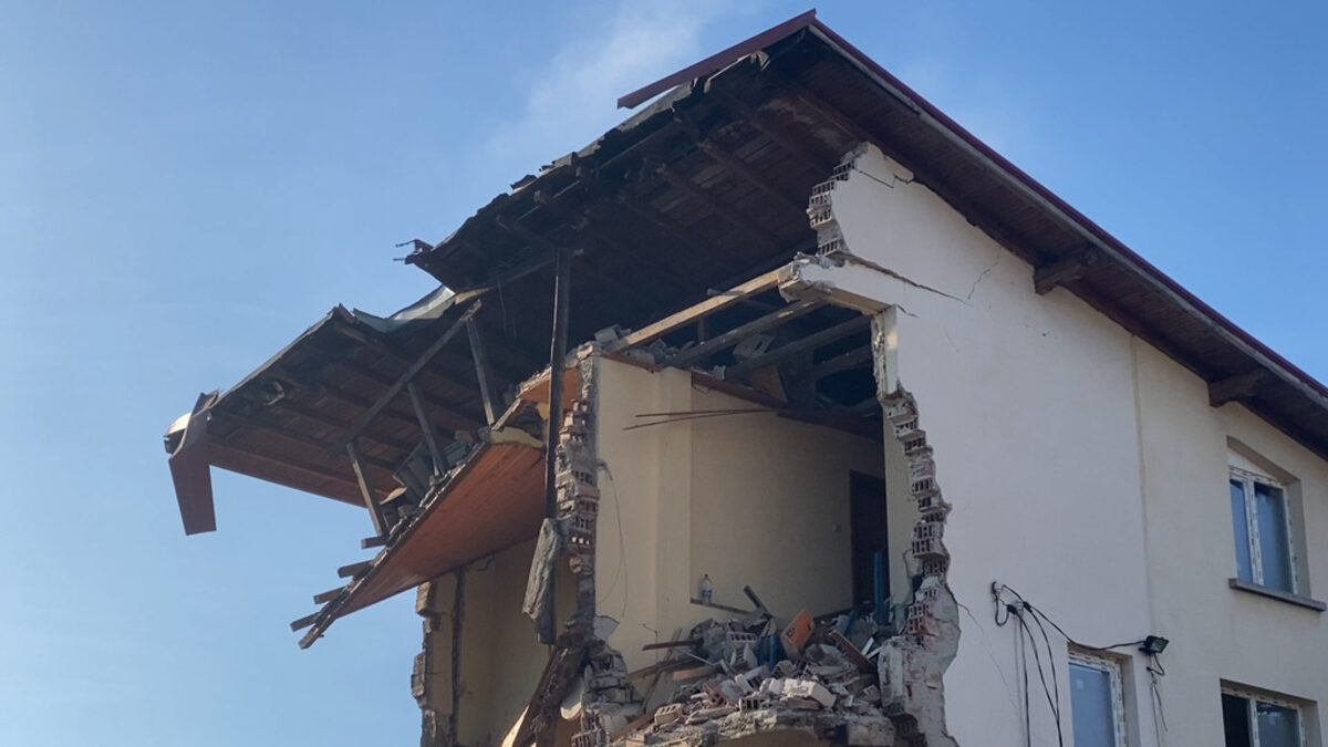 Общината осигурява подслон на семейството, останало без дом след взрива в Банкя