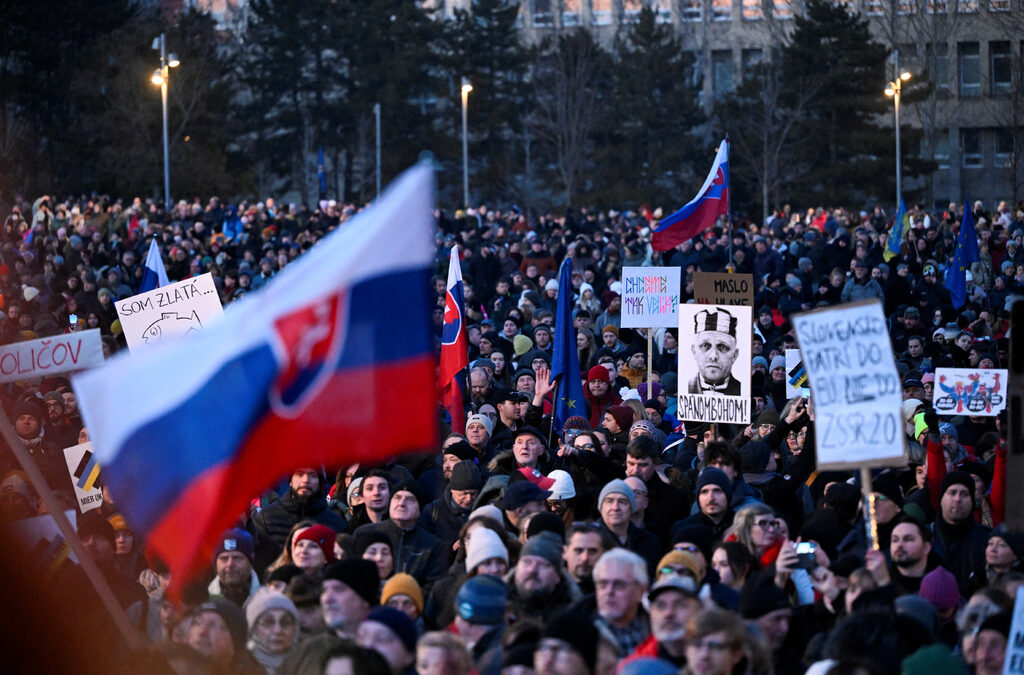 Премиерът Роберт Фицо говори в последно време за опит за "Майдан" в Словакия (понятието за протестите в Украйна, свалили Виктор Янукович през 2013-2014 г., което Русия използва, за да дискредитира демонстрации) в отговор на недоволството на хиляди излизащи на улицата