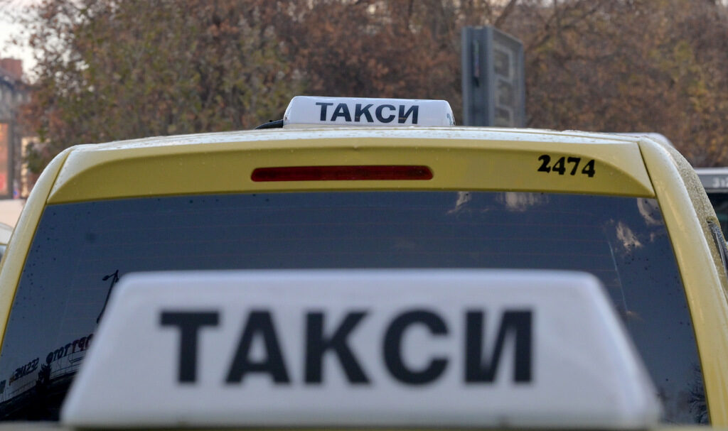 Протест на тексиметрови шофьори срещу огромното увеличение на застраховката "Гражданска отговорност ", такси, таксита