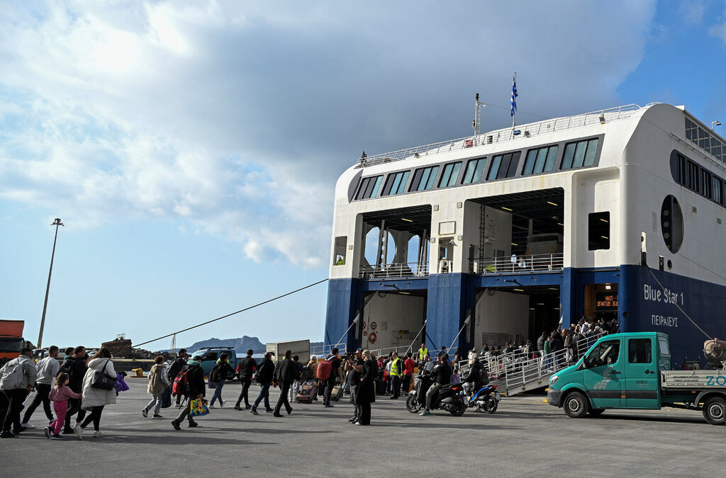 Училищата на Санторини остават затворени в очакване на силно земетресение