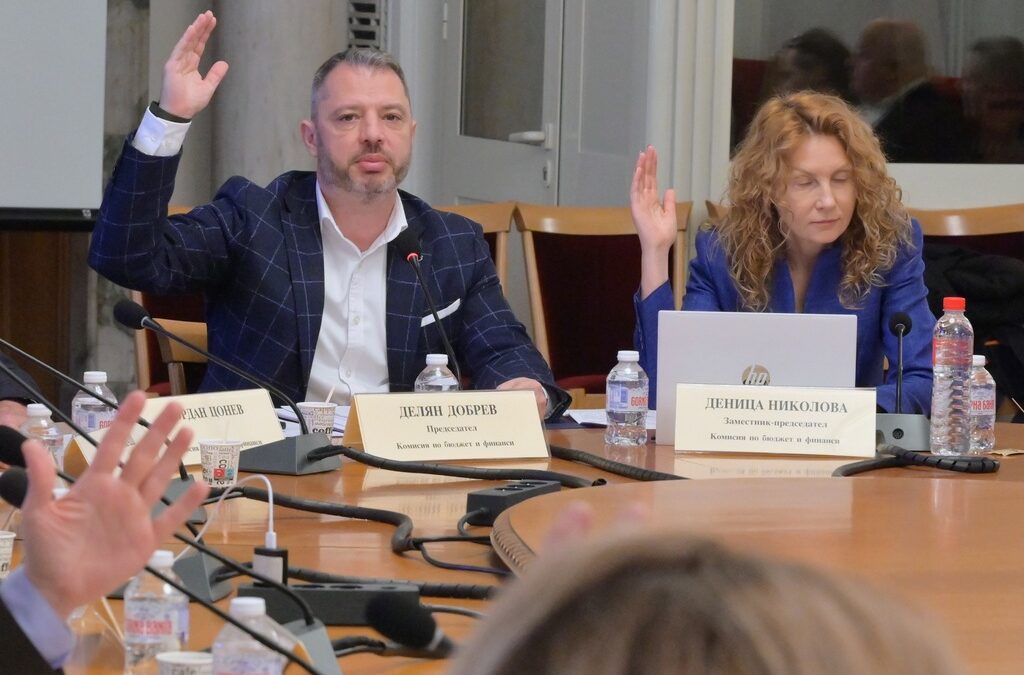Председателят Делян Добрев и Деница Николова от ГЕРБ гласуват.