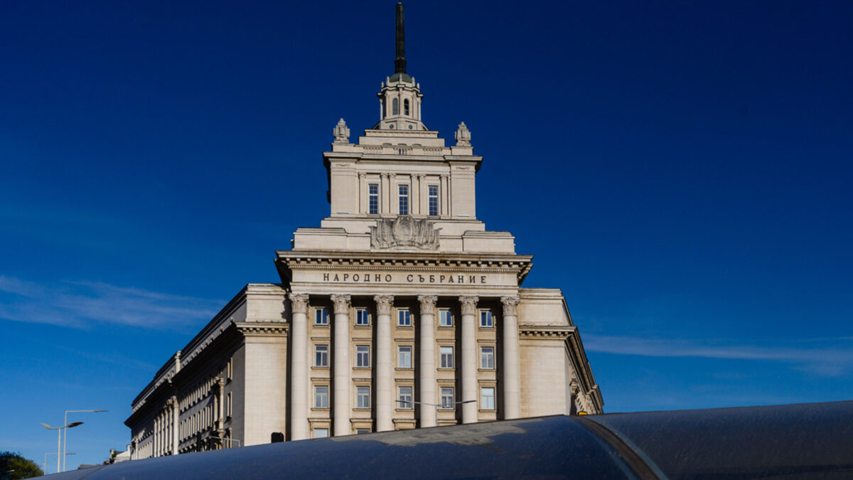 Управляващите започват с ударно попълване на регулаторите и контролните органи