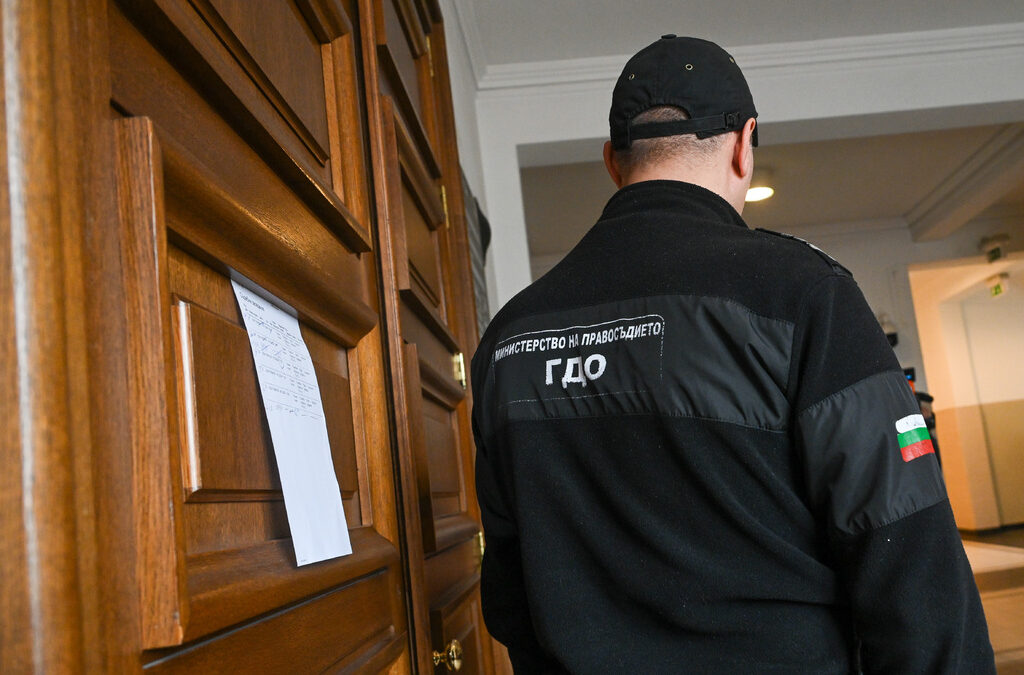 Майката, обвинена в убийството на децата си във Вакарел, остава в ареста Майката, обвинена в убийството на децата си във Вакарел, остава в ареста