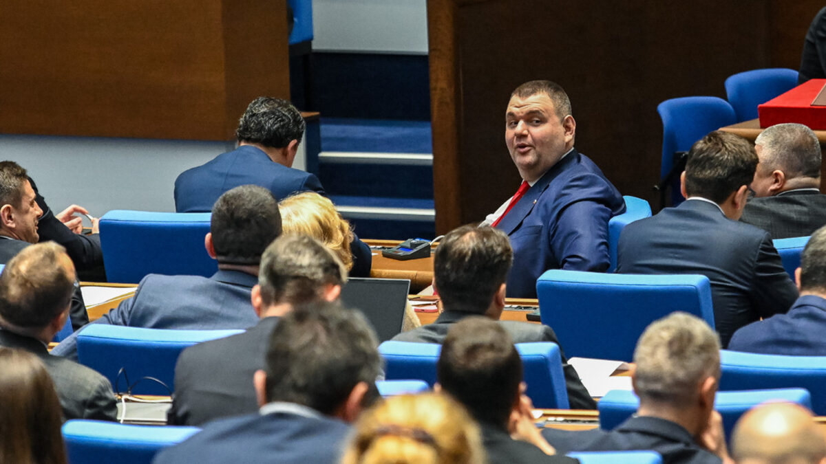Бързането с регулаторите опозицията разчете като знак за нестабилност в кабинета и възможност за участие на Пеевски