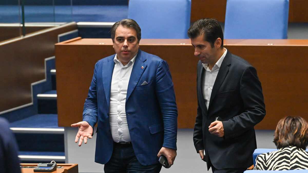 Десет депутати от "Продължаваме промяната - Демократична България" не гласуваха за комисия за влиянието на Пеевски