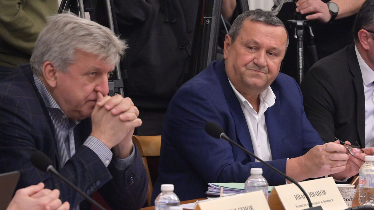 Първо заседание на Комисия по бюджет и финанси към 51-ото народно събрание. Хасан Адемов, Манол Генов