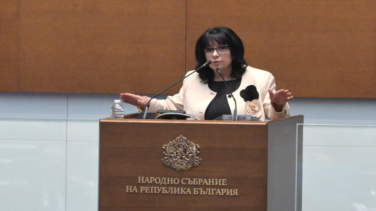 Там са министрите на финансите на държавите в еврозоната, които ще трябва да бъдат убедени, че България има стабилни публични финанси и не е заплашена от процедура по свръх дефицит.