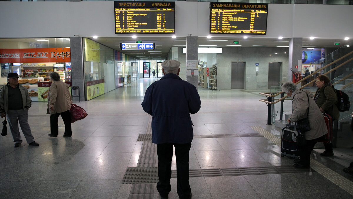 A picture shows train platforms in Sofia Central railway station, Bulgaria, April 9, 2019. REUTERS/Stoyan Nenov Централна жп гара София