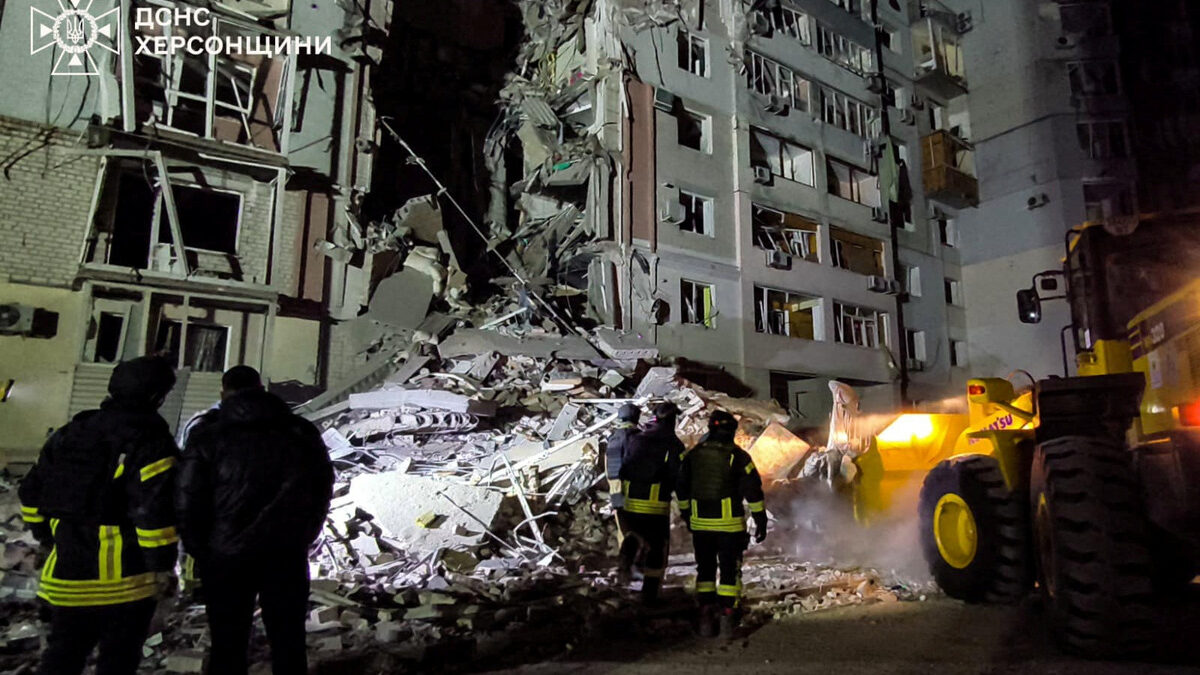 Руска авиобомба удари жилищен блок в Херсон, има пострадали
