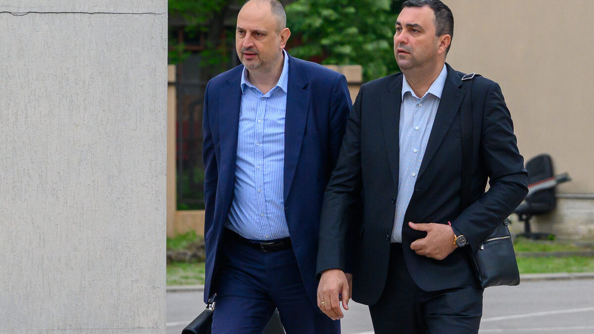 Прокурор Константин Сулев с адвоката си Костадин Костадинов. Прокурор Константин Сулев с адвоката си Костадин Костадинов.