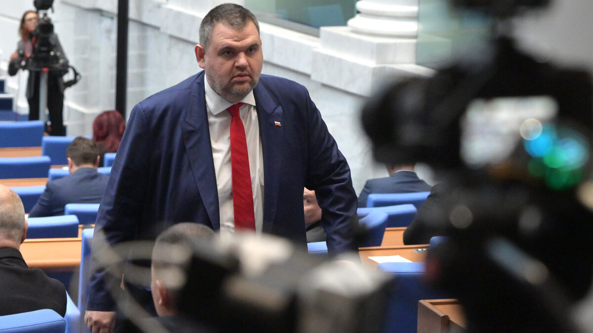 "Обвиненията, че държа всичко, ги знаем, другия път ще бъде така", закани се Пеевски "Обвиненията, че държа всичко, ги знаем, другия път ще бъде така", закани се Пеевски