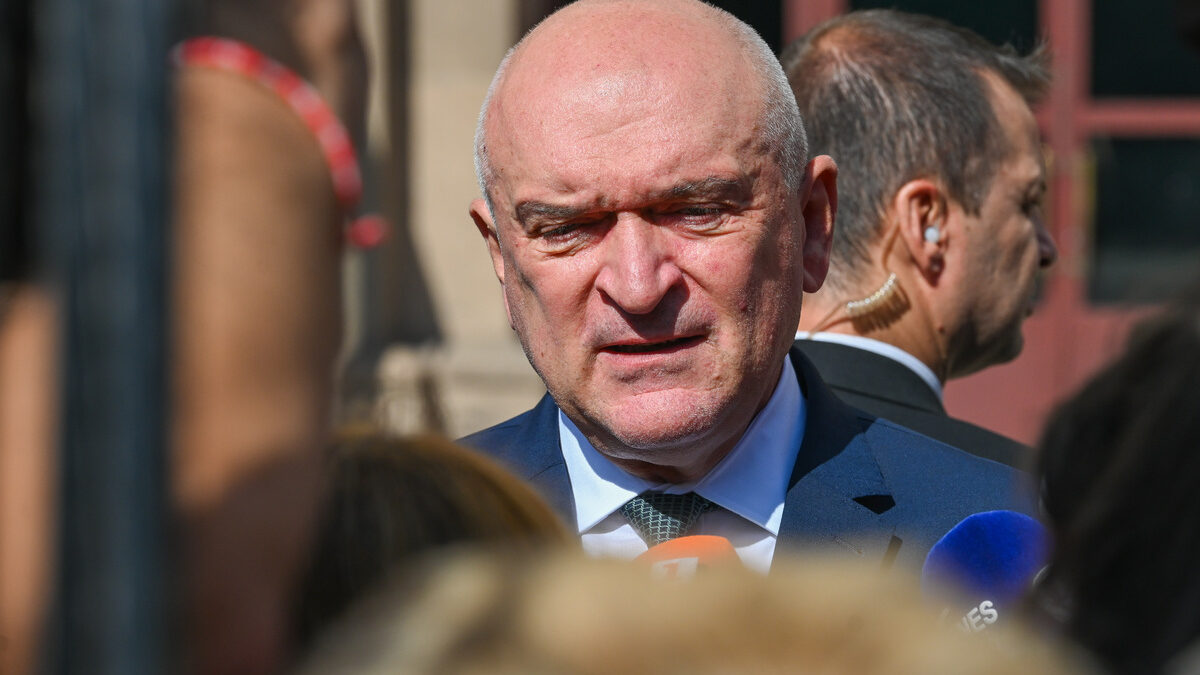 Служебният премиер Димитър Главчев на излизане от президенството (портрет)