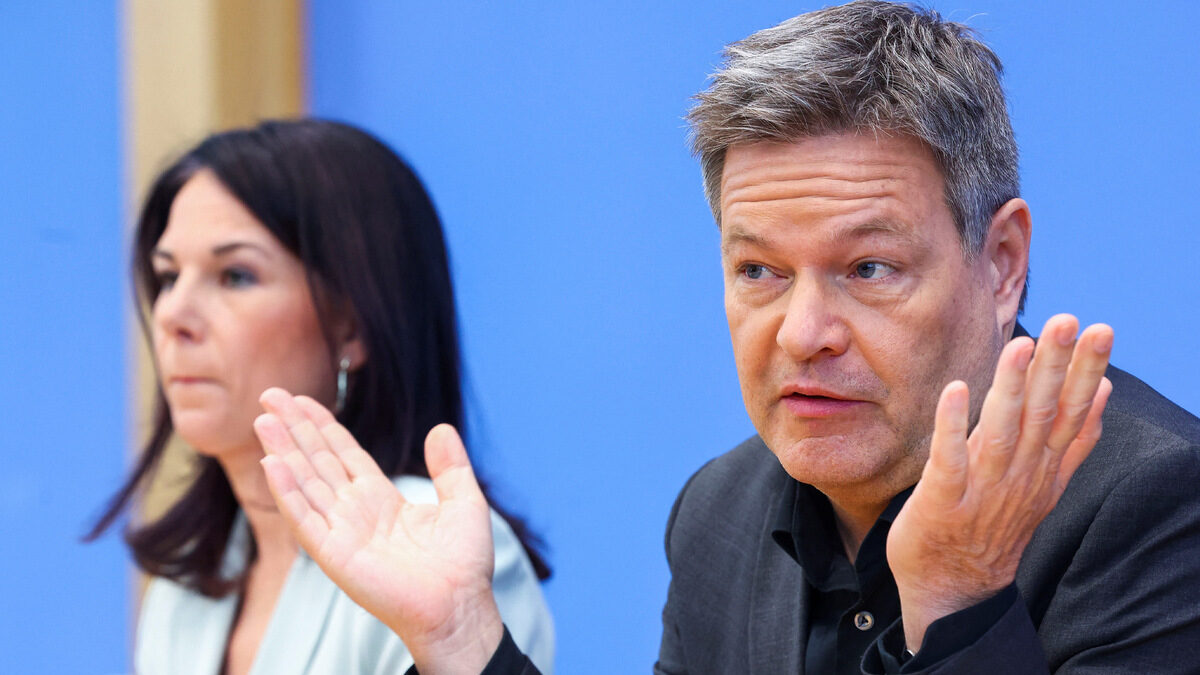 Лидер на Зелените се оттегля от водеща роля в партията