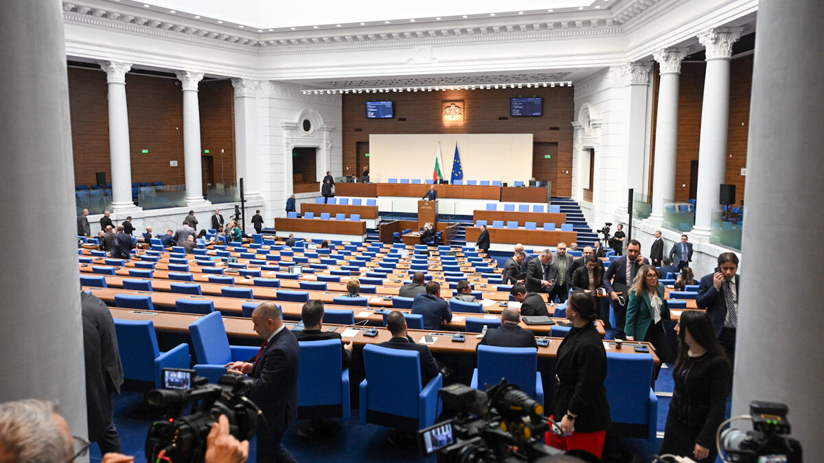 Парламентарната зала се опразни, когато Костадинов започна да чете декларация на "Възраждане" Парламентарната зала се опразни, когато Костадинов започна да чете декларация на "Възраждане"