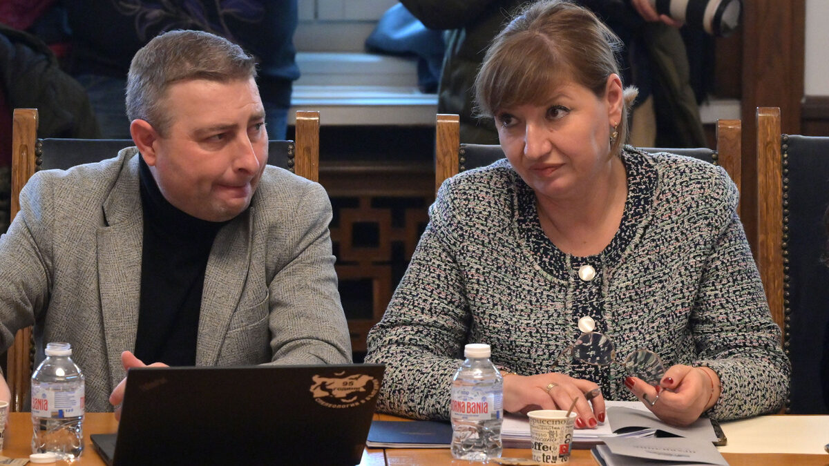 Анна Александрова (ГЕРБ) води заседанието на комисията по конституционни и правни въпроси. Анна Александрова (ГЕРБ) води заседанието на комисията по конституционни и правни въпроси.