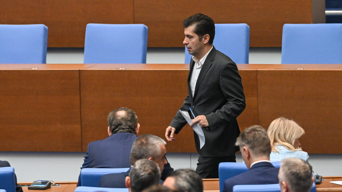Награждават Карадимов за най-нечестните избори с пост в Комисията за конкуренцията, каза Кирил Петков