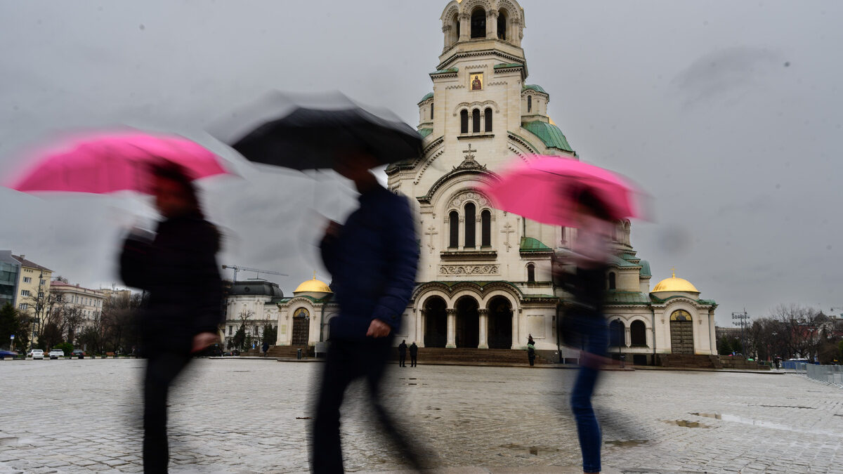Облачно с валежи в Югозападна България ще е времето днес