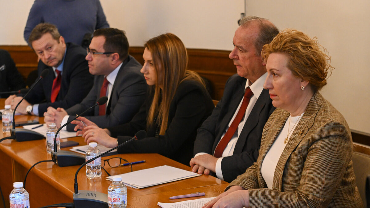 От ляво надясно: Таско Ерменков, Пламен Младеновски, Александра Богословска, Ремзи Осман, Меглена Русенова От ляво надясно: Таско Ерменков, Пламен Младеновски, Александра Богословска, Ремзи Осман, Меглена Русенова