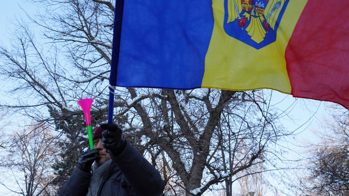 Румънското правителство оцеля при вот на недоверие