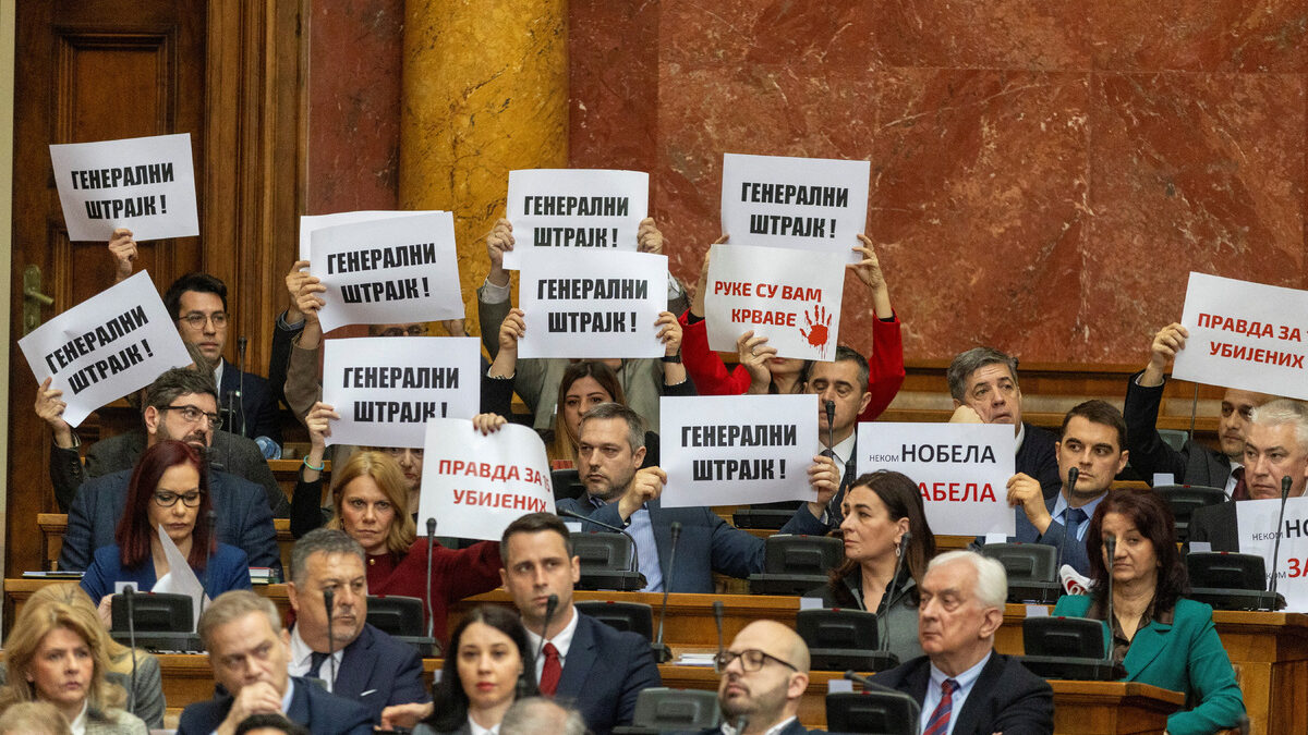 Сръбската опозиция в парламента държи протестни надписи "Сърбия въстава". Сръбската опозиция в парламента държи протестни надписи "Сърбия въстава".