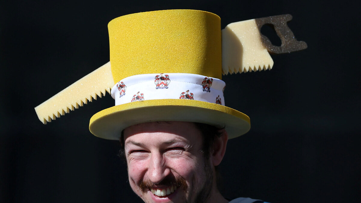 В кадър е участник в традиционното годишно състезание Inter-Livery Pancake Races в Лондон. То е между екипи, съставени от компании за ливреи, свързани по някакъв начин с палачинки. Зрителите могат да си купят палачинки, а парите, събрани от събитието, се даряват на благотворителната организация на кмета. Повече кадри на "Ройтерс" от деня можете да видите <a href="https://www.dnevnik.bg/photos/2025/03/04/4751448_fotogaleriia_svetovnite_snimki_na_denia_-_4_mart_2025_g/17411096655cd48864dddd0cc17cf5ab1c486293d1/" target="_blank">тук</a>.