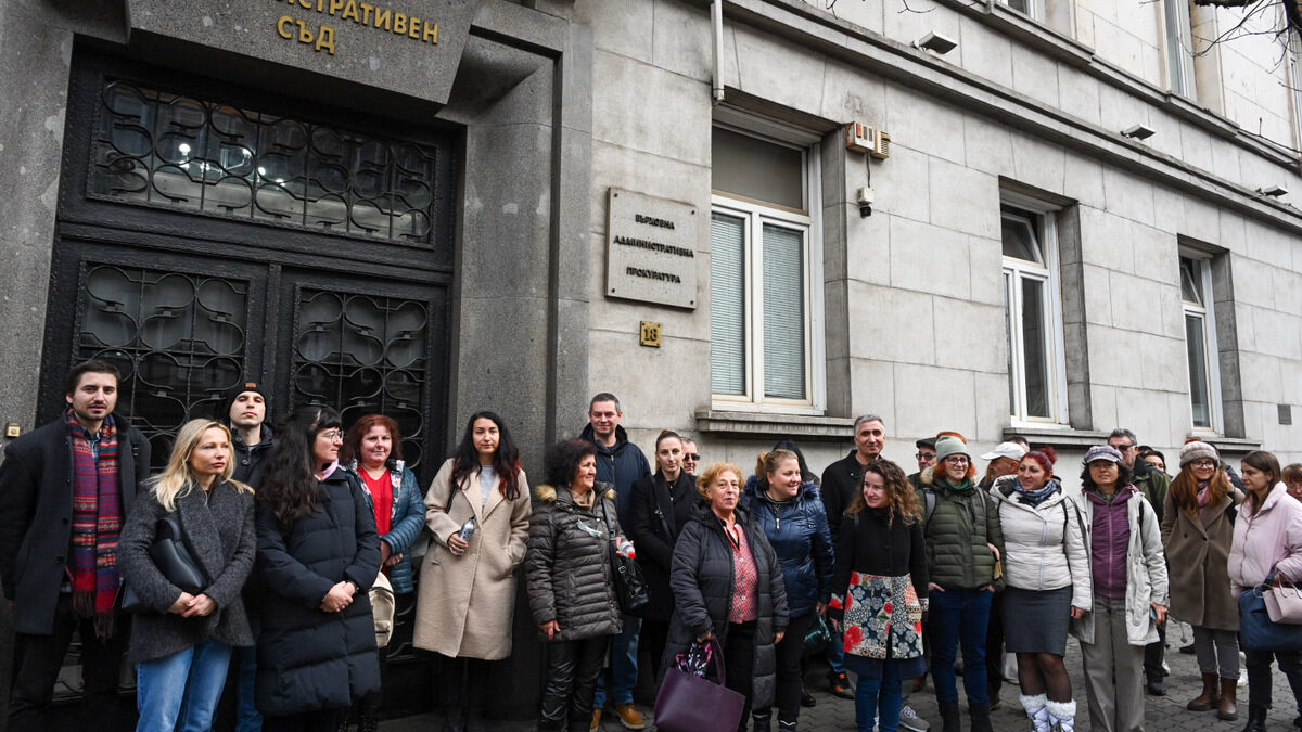Според ВАС жалбите на гражданските сдружения и РИОСВ са основателни и в решението са изброени всички съществени недостатъци на инвестиционния проект.<br /><br /><em>На снимката: Протест пред ВАС на гражданското сдружение "Ти решаваш" преди делото за завода на "Петрургия" през декември 2024 г.</em>
