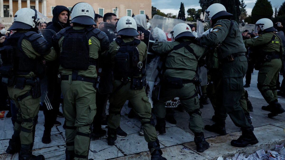 Полицията влезе в схватка с протестиращи на площада пред парламента в Атина, докато депутатите се готвят да дебатират внесеният от опозицията вот на недоверие на правителството. Протести има и в Солун