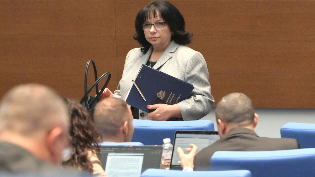 След дълги среднощни дебати парламентът прие на първо четене бюджета