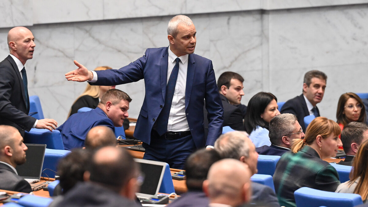 "Възраждане" опитва да забави приемането на бюджета с 38 235 предложения преди второто четене
