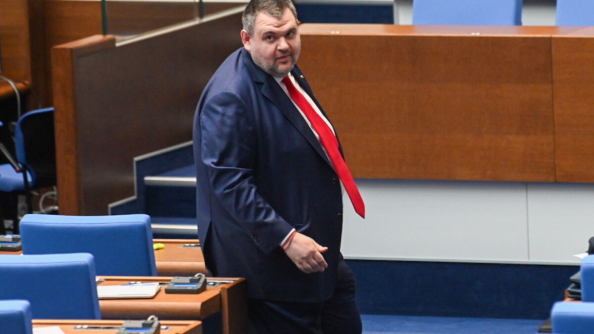 Според Пеевски влизане на "Величие" в парламента би било "престъпление спрямо Конституцията" Според Пеевски влизане на "Величие" в парламента би било "престъпление спрямо Конституцията"