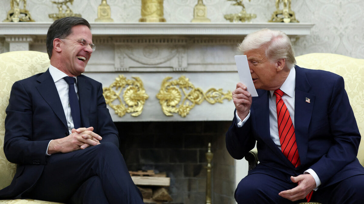 Президентът на САЩ Доналд Тръмп не просто умее да продуцира шум, това е част от неговата стратегия още от първия мандат - да залива с информация. На снимката - кадър от разговора му с генералния секретар на НАТО Марк Рюте снощи в Овалния кабинет.