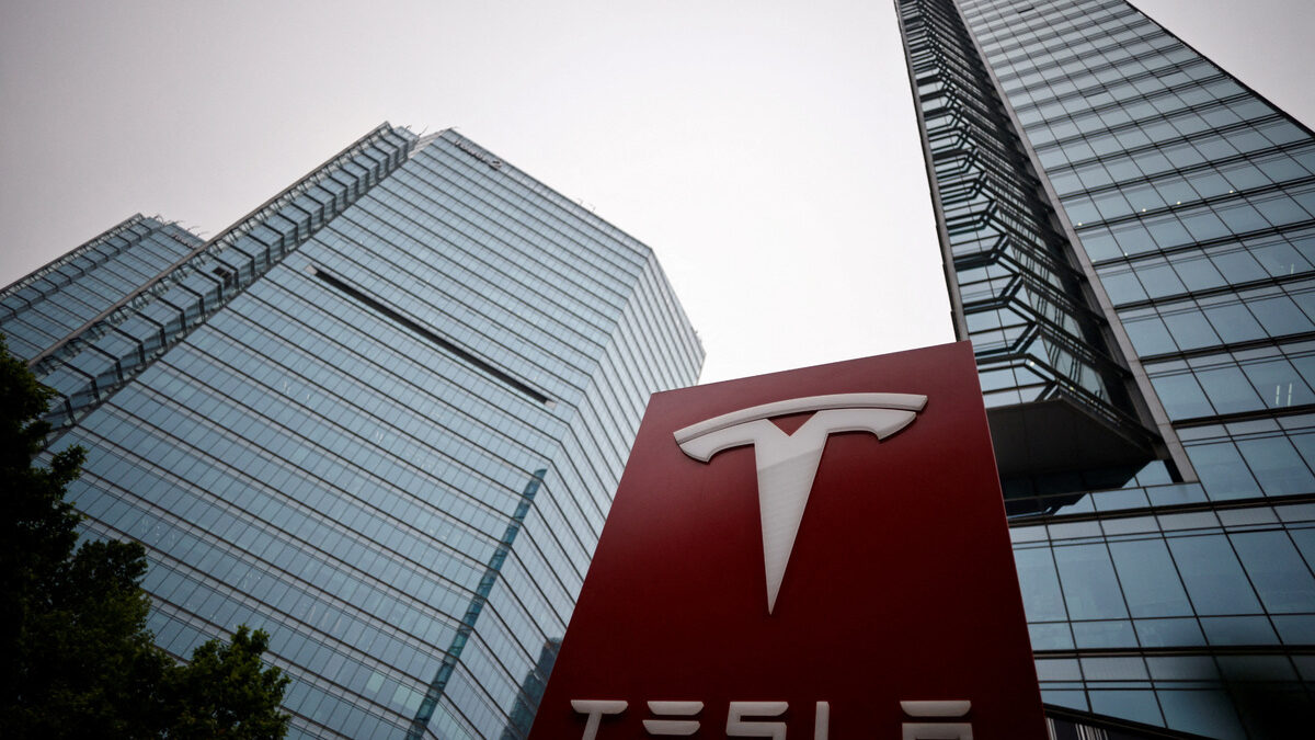 Главният изпълнителен директор на Tesla Илон Мъск, близък съюзник на Тръмп, ръководи усилията на Белия дом да намали размера на федералното правителство. Милиардерът оглавява така наречения отдел за ефективност на правителството.