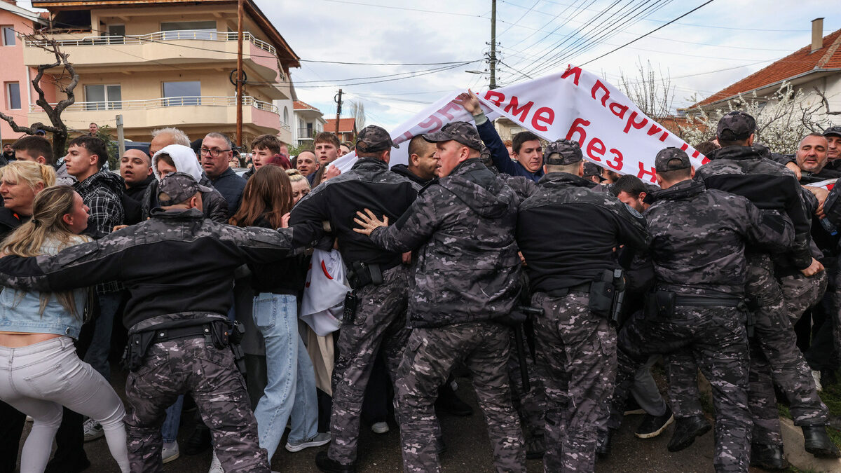 Полицията опитва да спре жители на Кочани, опитащи да стигнат до дома на подалия оставка кмет Люпчо Папазов.
