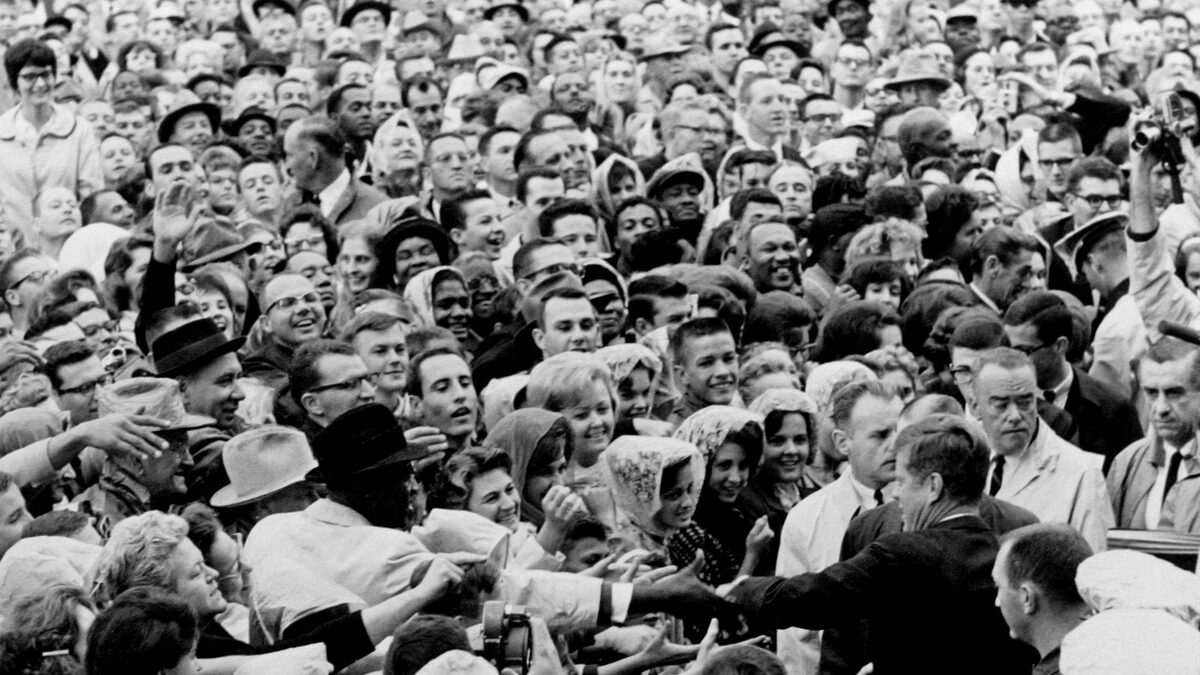 Президентът Джон Ф. Кенеди се ръкува с хора по време на митинг във Форт Уърт, Тексас, няколко часа преди убийството му на 22 ноември 1963 г. Президентът Джон Ф. Кенеди се ръкува с хора по време на митинг във Форт Уърт, Тексас, няколко часа преди убийството му на 22 ноември 1963 г.