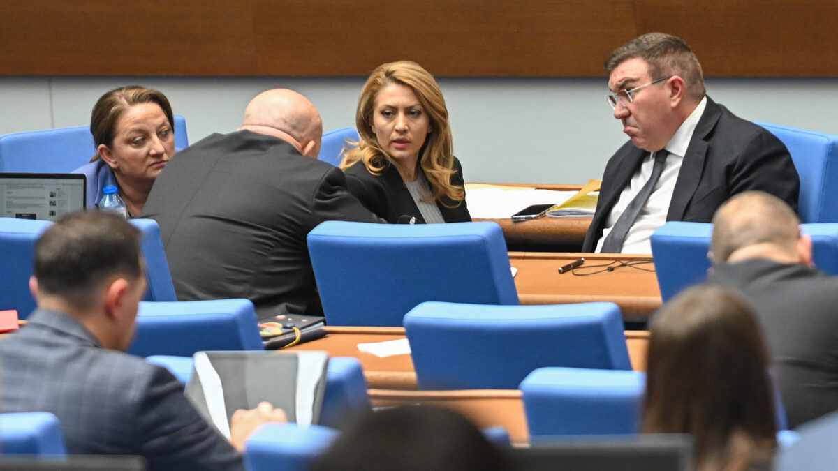 Парламентът окончателно прие здравната каса да разполага с бюджет от 9.4 млрд. лв. Парламентът окончателно прие здравната каса да разполага с бюджет от 9.4 млрд. лв.