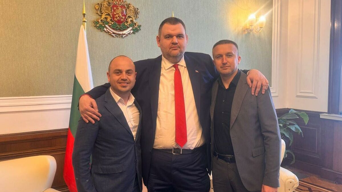 Прегрупиране в ДПС: Кадър на Доган премина към Пеевски Прегрупиране в ДПС: Кадър на Доган премина към Пеевски