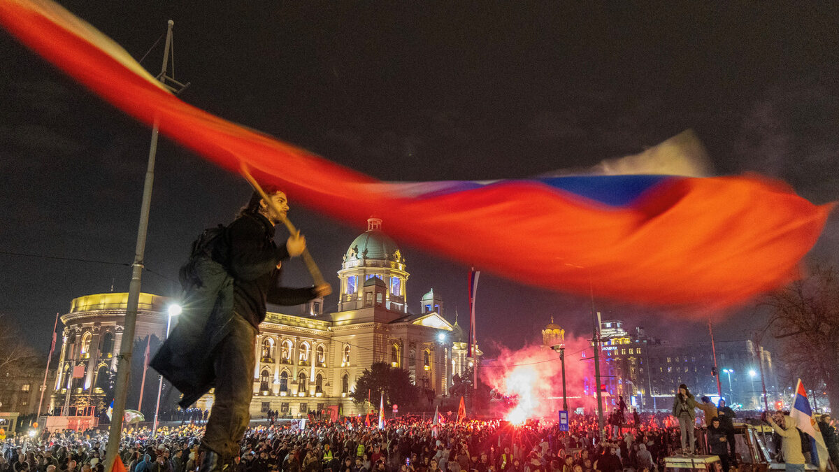 Докладчикът за Сърбия в Европейския парламент: Страната е в необявено извънредно положение