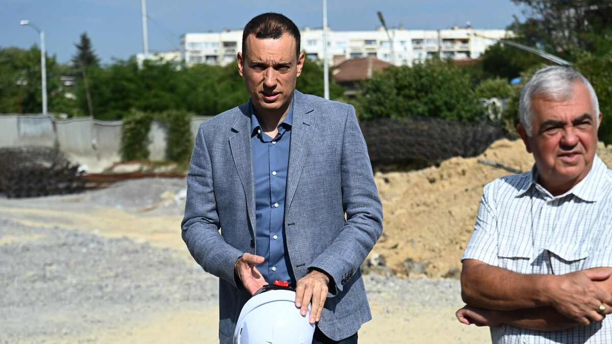 Нужно е поскъпване на платеното паркиране, смята кметът на София