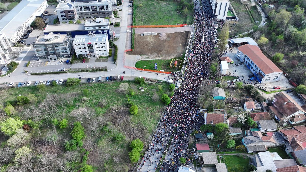 Протести срещу таблоид и след атака над декан в Сърбия, студенти тръгват към Страсбург