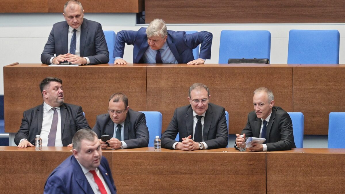 С гласовете на Пеевски кабинетът "Желязков" оцеля в първия вот на недоверие