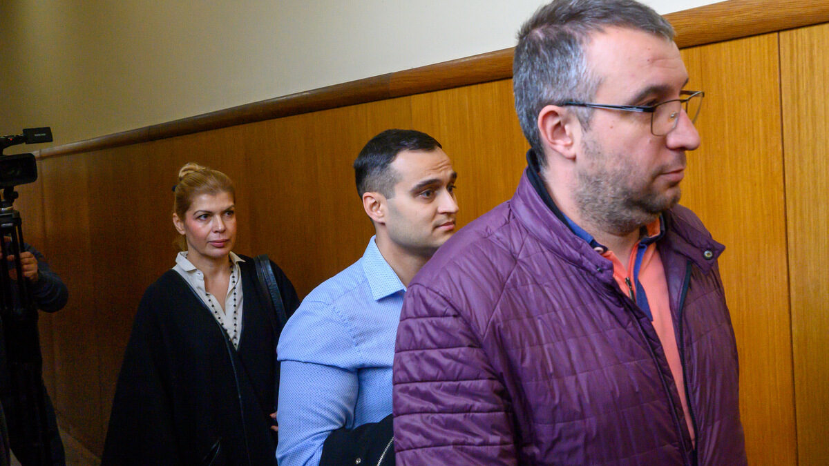 На днешното заседание показания дадоха наблюдаващите прокурори по случая Валентин Видов (на преден план), Георги Иванов (зад него) и бившият районен прокурор на София Невена Зартова На днешното заседание показания дадоха наблюдаващите прокурори по случая Валентин Видов (на преден план), Георги Иванов (зад него) и бившият районен прокурор на София Невена Зартова